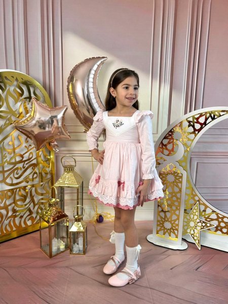 فستان “بتلات الورد” الوردي