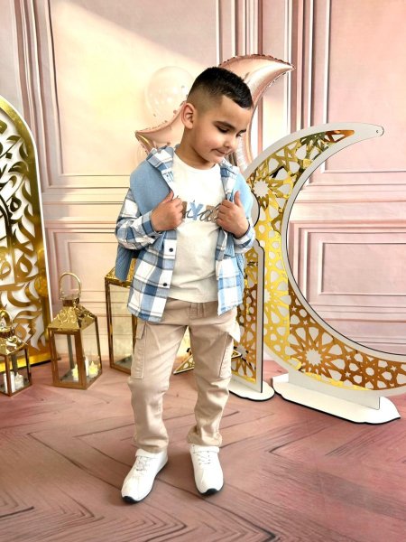 طقم ولادي كاجوال أنيق مع قميص كاروهات أزرق وبنطلون بيج – Boys Casual Outfit